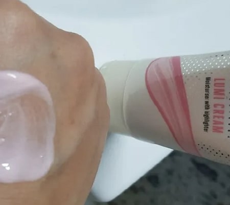 Lakme Lumi cream moisturizer with highlighter