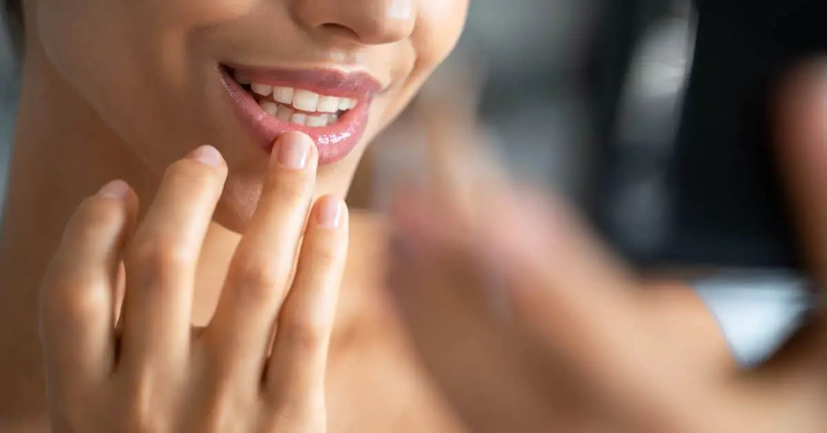 8 Best Lip Serum for Dark Lips in India 2022